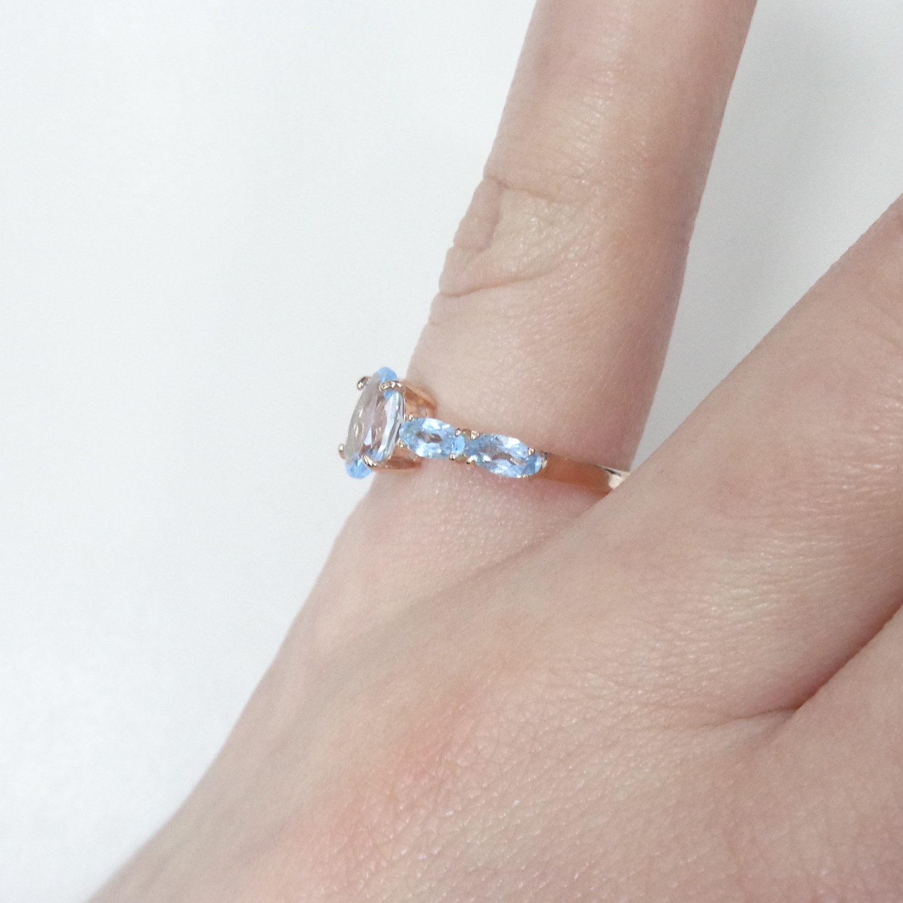 Серебряное кольцо с топазами